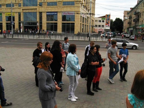 У центрі Луцька декламували вірші. ФОТО